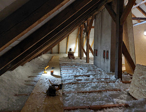 Zateplení stropu bytového domu pomocí foukané izolace